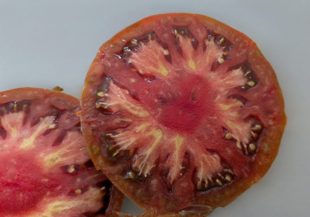 aufgeschnittene Fleischtomate Tschernij Prinz